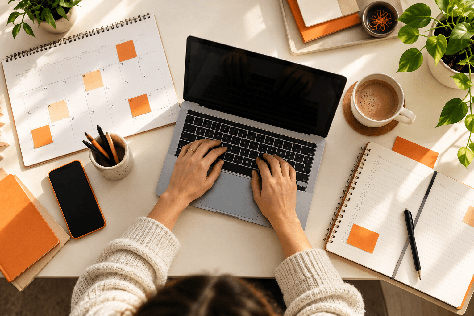 Planificación de email marketing sobre una mesa
