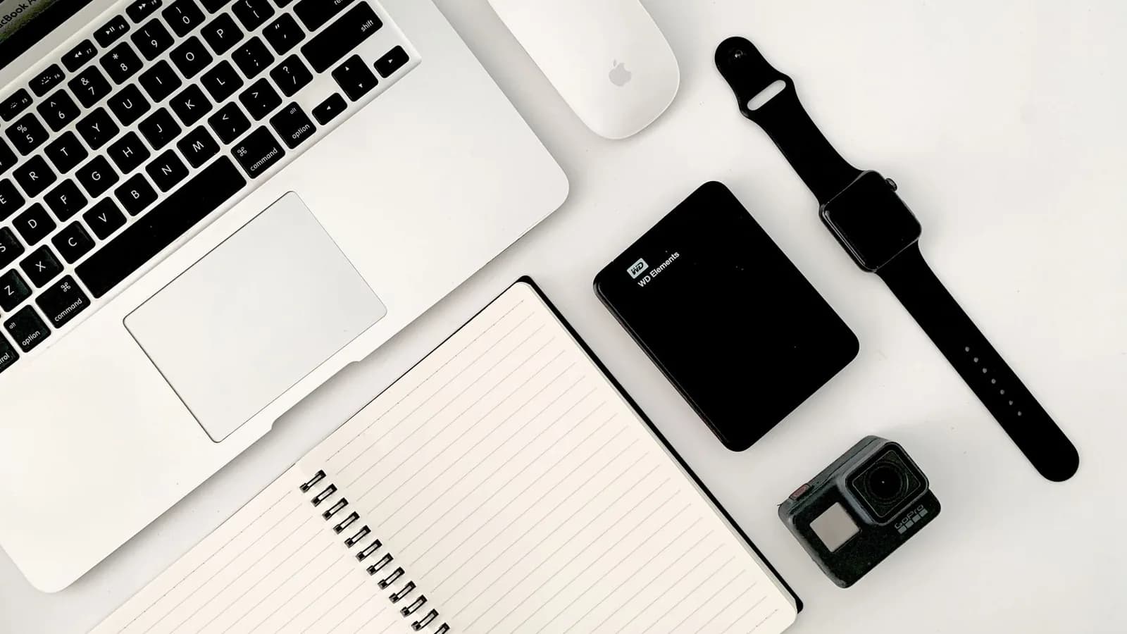 Portátil y cuaderno en una mesa de trabajo