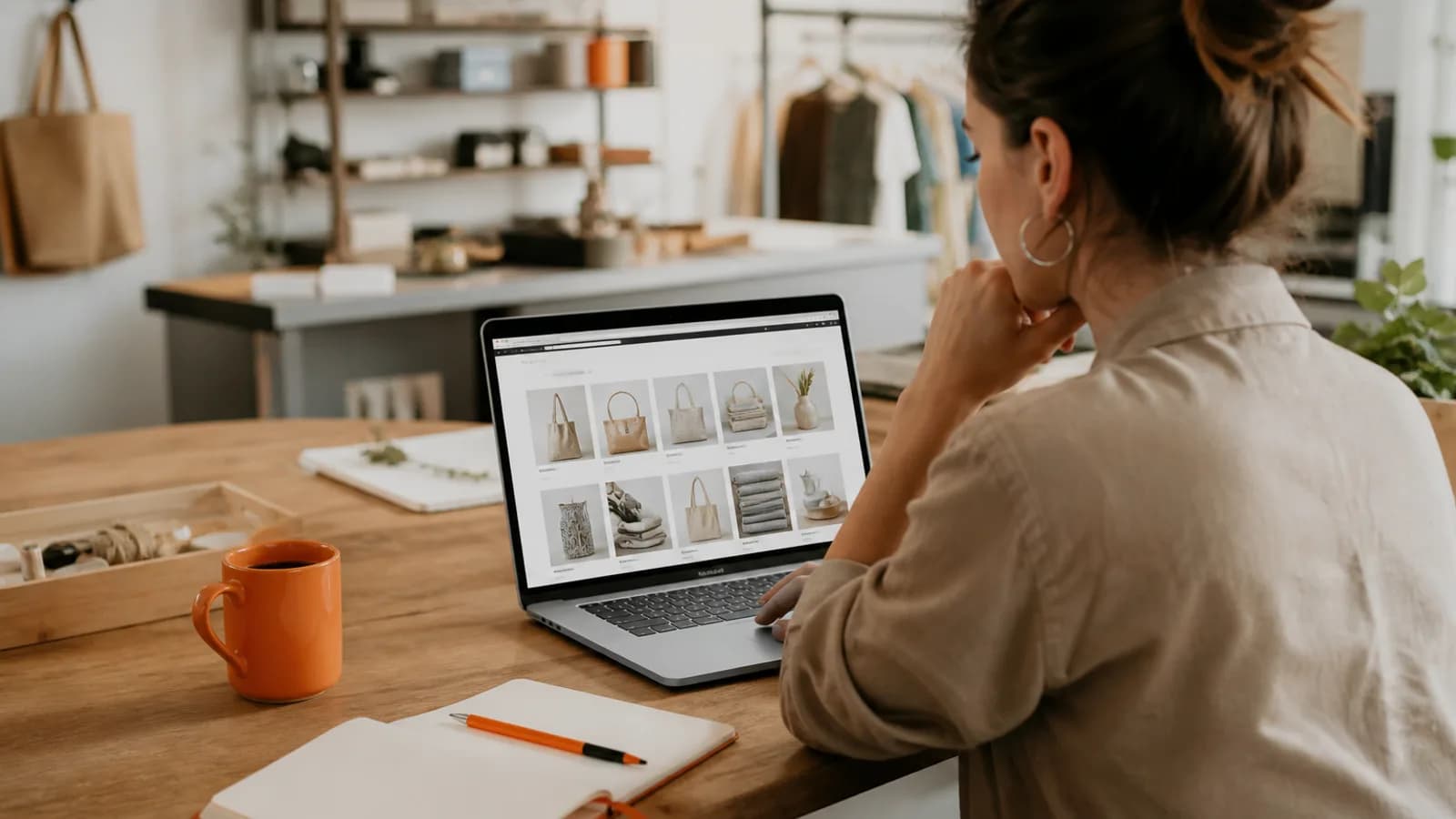 Responsable de pyme comparando plataformas de e-commerce en el portátil