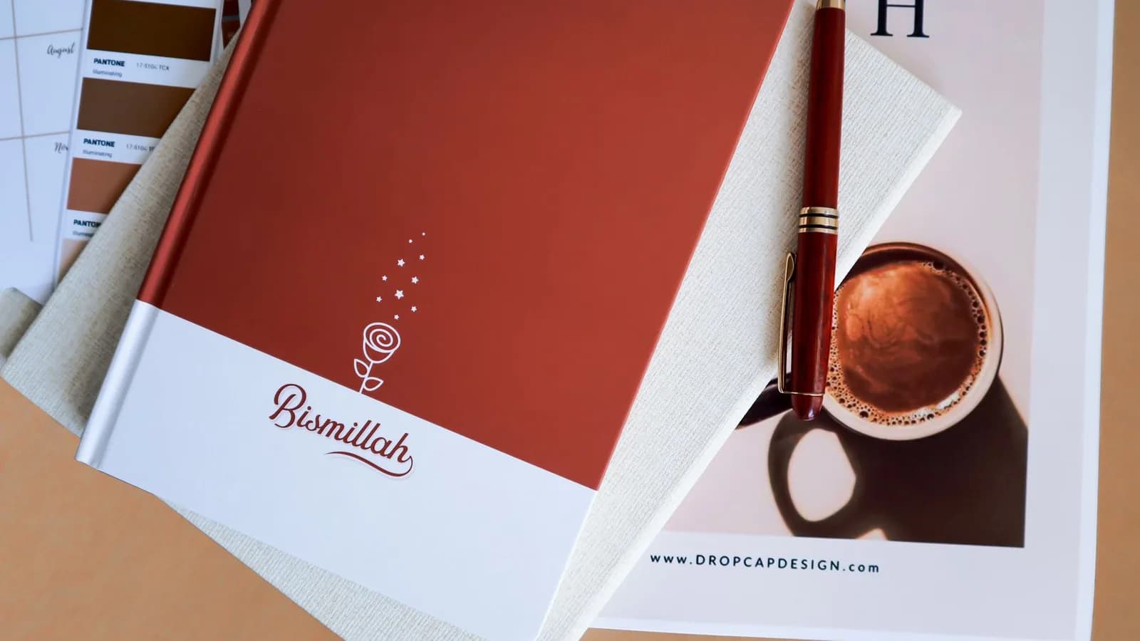 Cuaderno, bolígrafo y muestras de color sobre una mesa Cuaderno, bolígrafo y muestras de color sobre una mesa